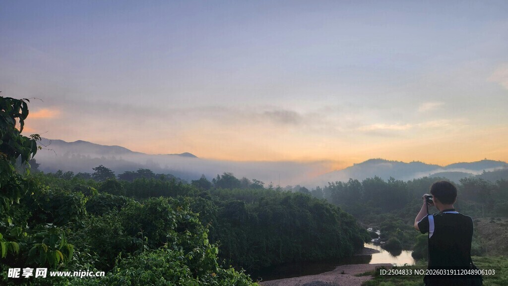 黄昏山林间的静谧观景时刻