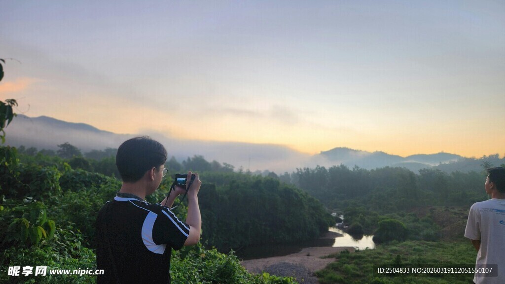 山间赏景人 日暮好风光