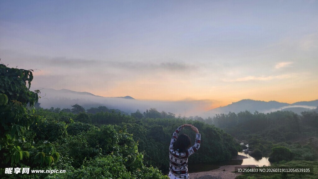 山林观景人 赏日暮风光