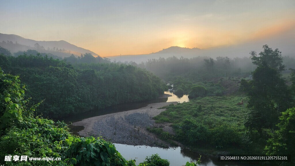 山间晨景 飞鸟掠过溪流