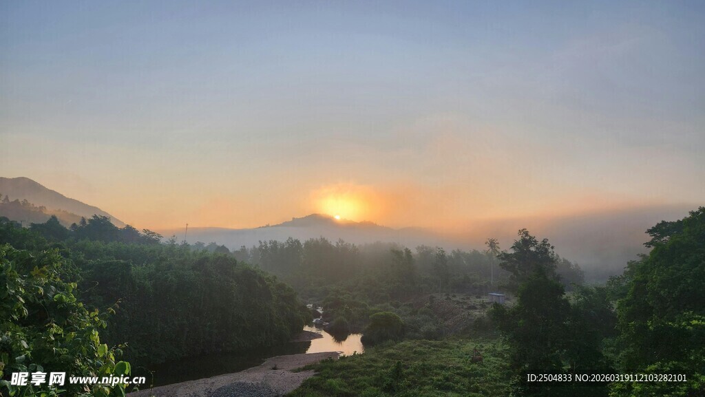 山间日出美景