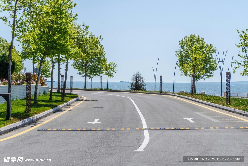 宽阔林荫道路 景色宜人