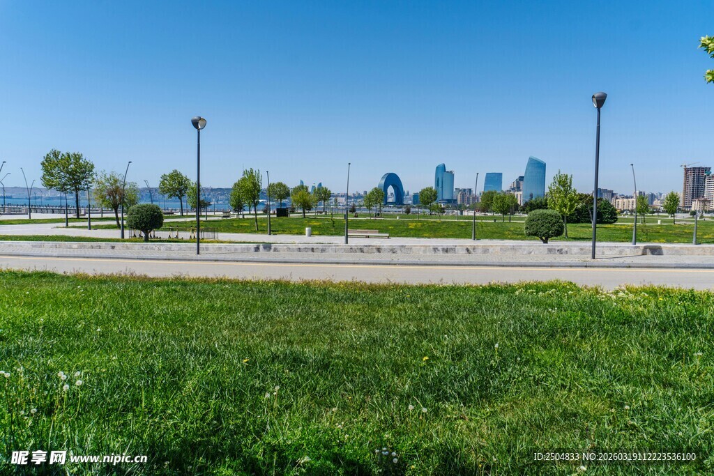 城市边的翠绿草地与建筑