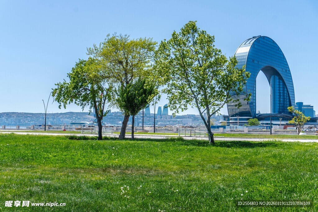 城市绿地中的独特拱形建筑