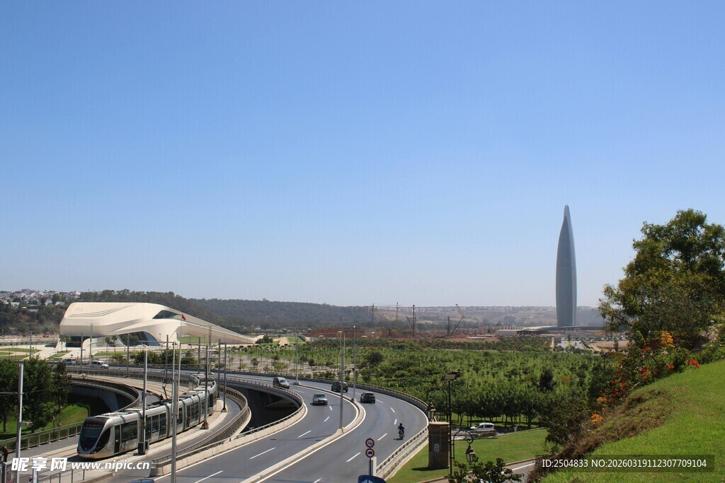 城市公路与高塔景观