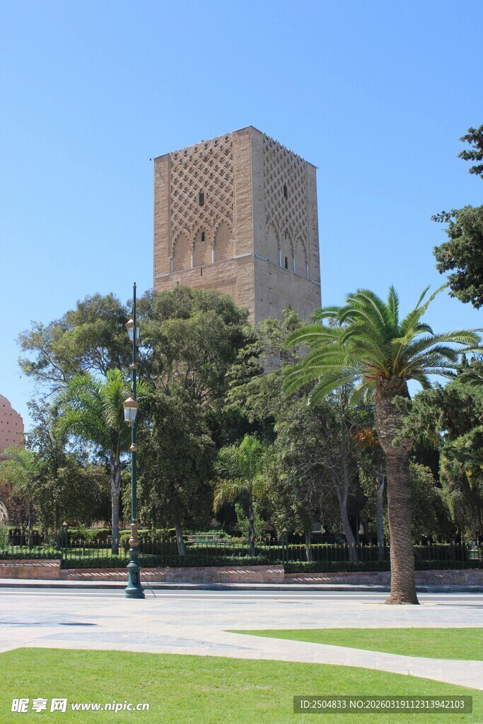 古老塔楼与周边绿树景观