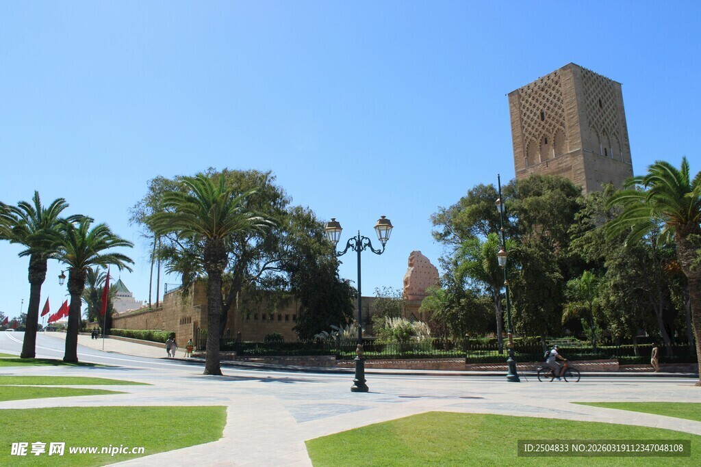 古老塔楼旁的开阔绿地