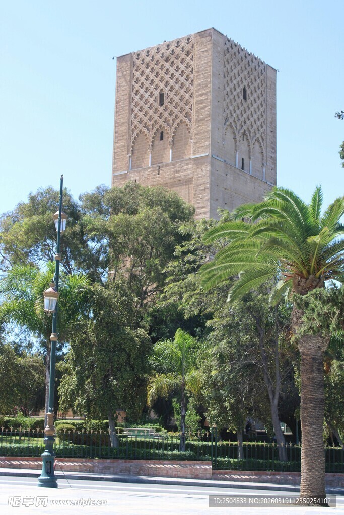 古老塔楼与周边绿植景观