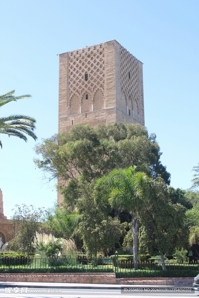 古老塔楼矗立绿植间