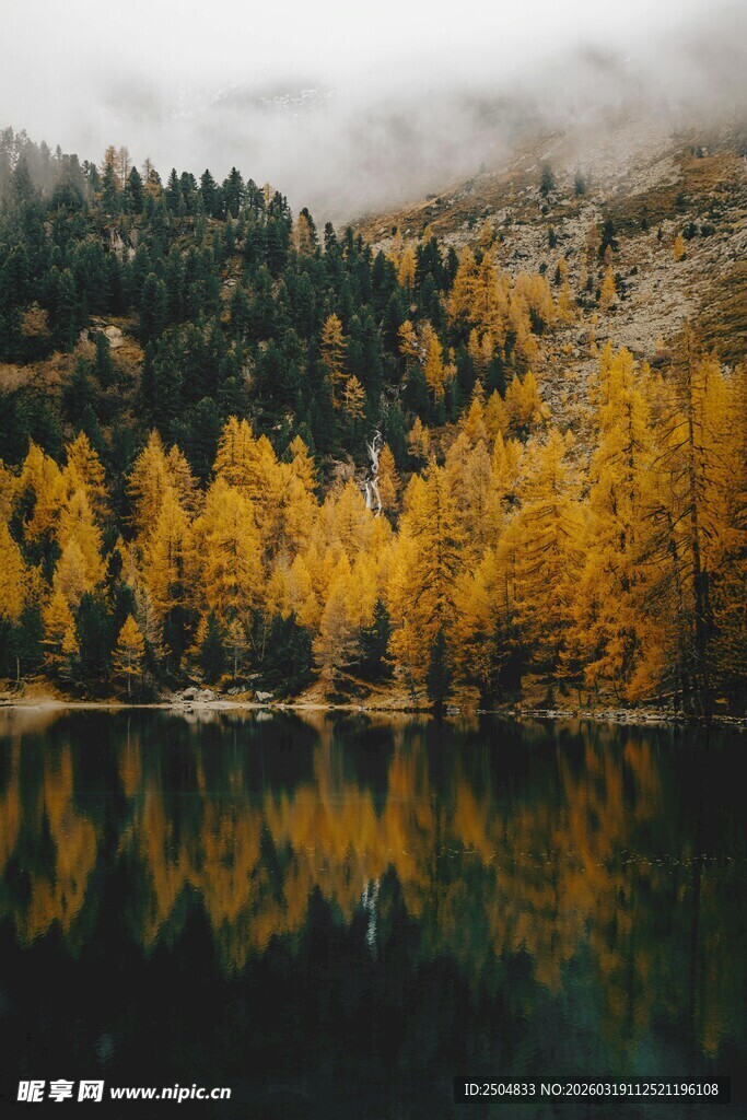 秋日山林湖泊美景