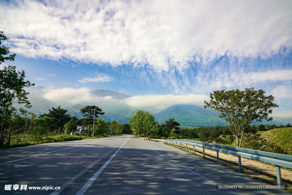 公路伸向远方的美丽景色