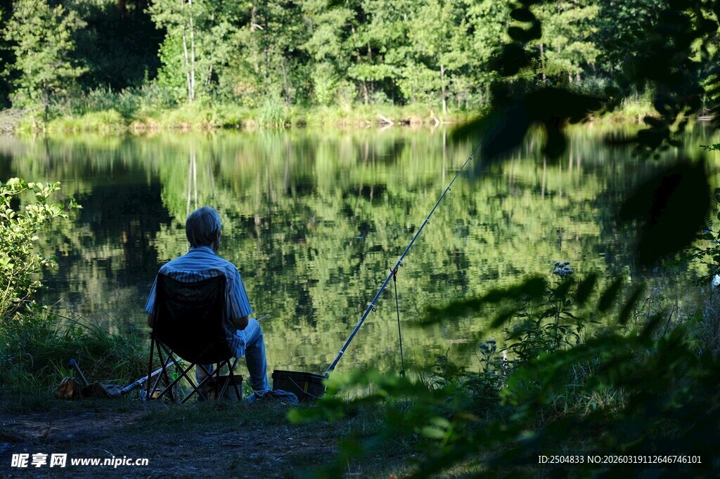湖畔独钓者