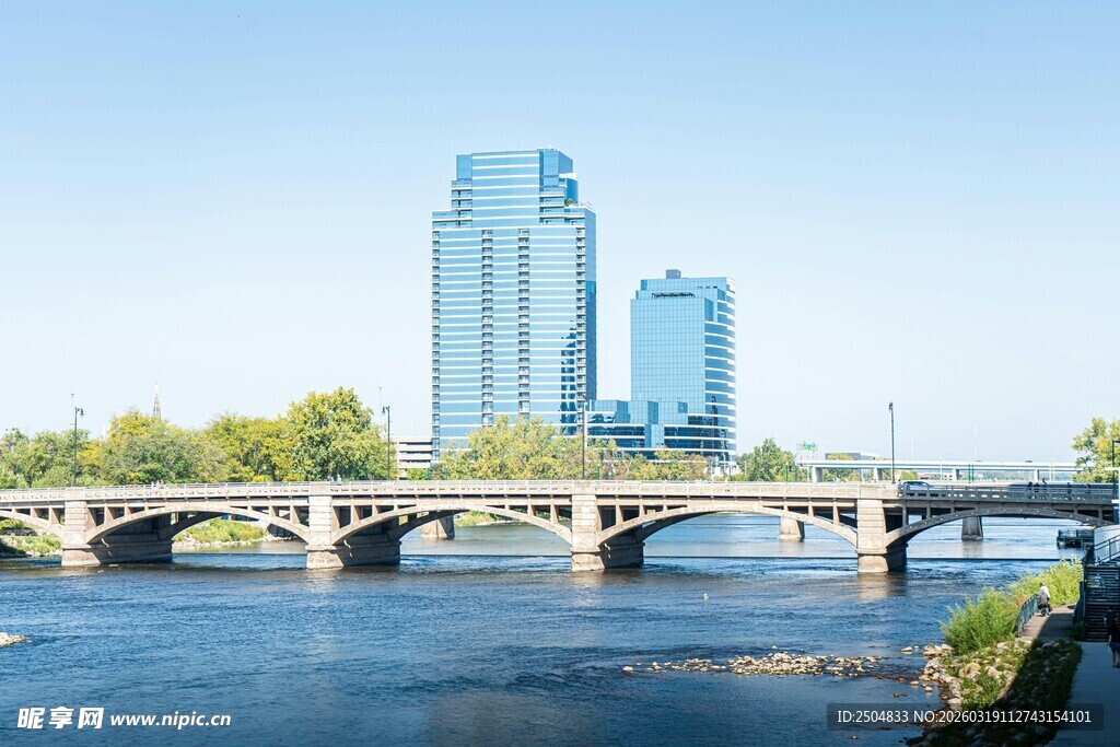 城市河畔桥梁与高楼景观