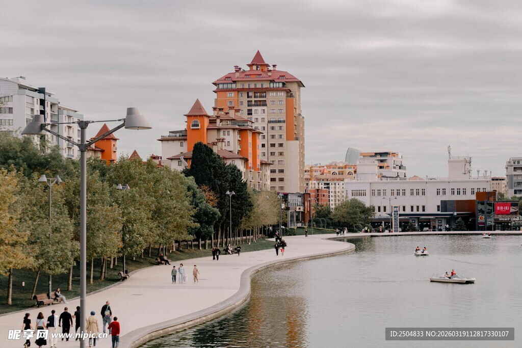 河畔城市风光 建筑与行人