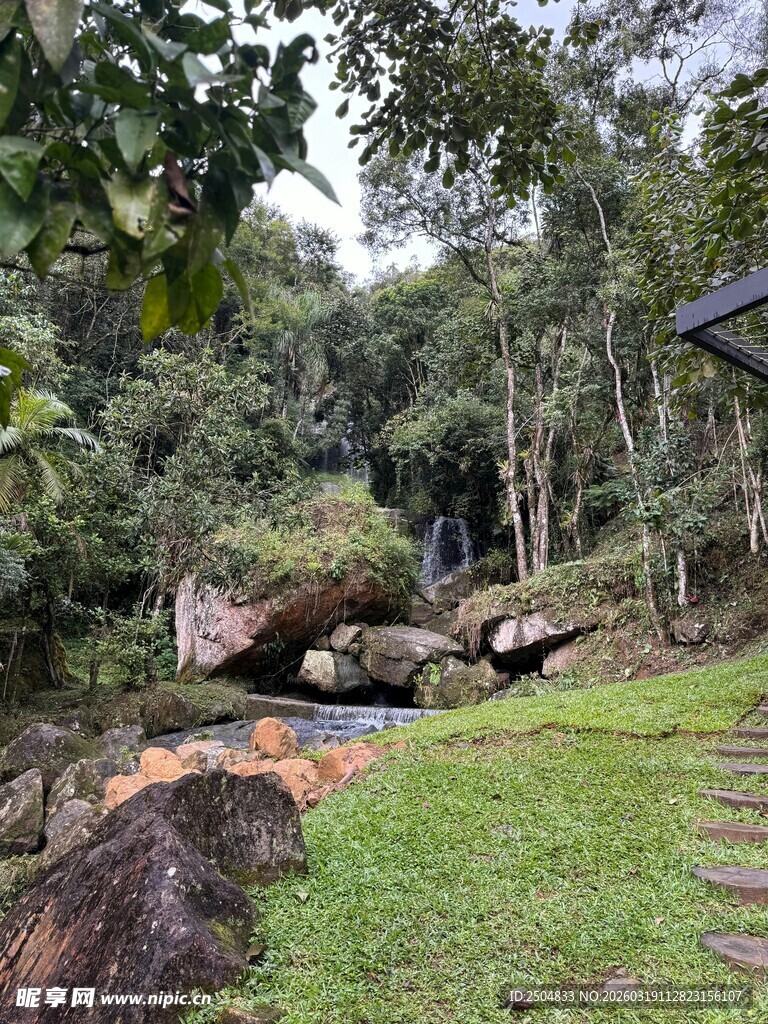 山林间的自然景观与小径