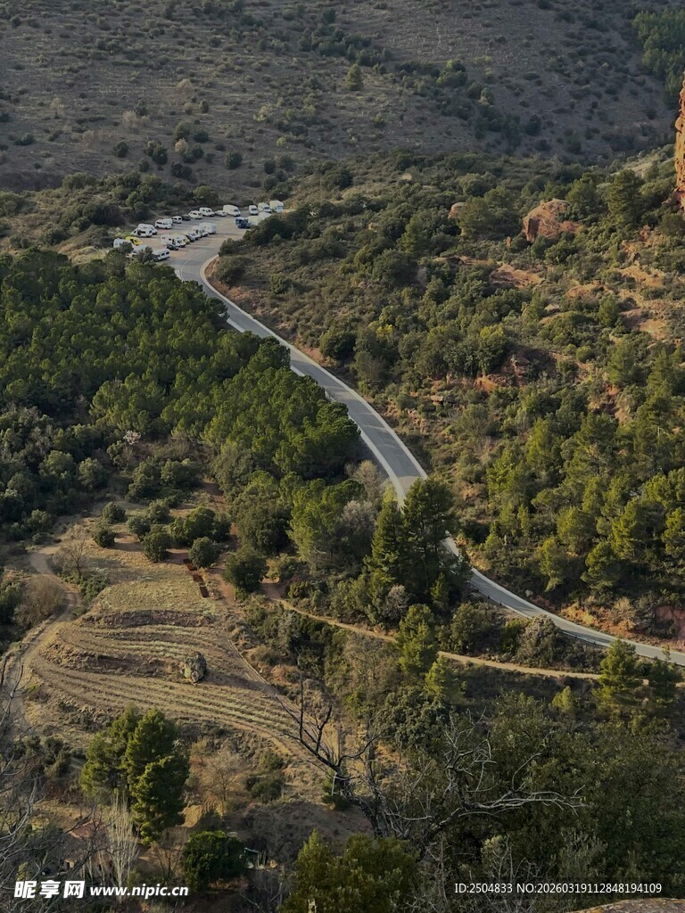 山间蜿蜒公路与葱郁植被