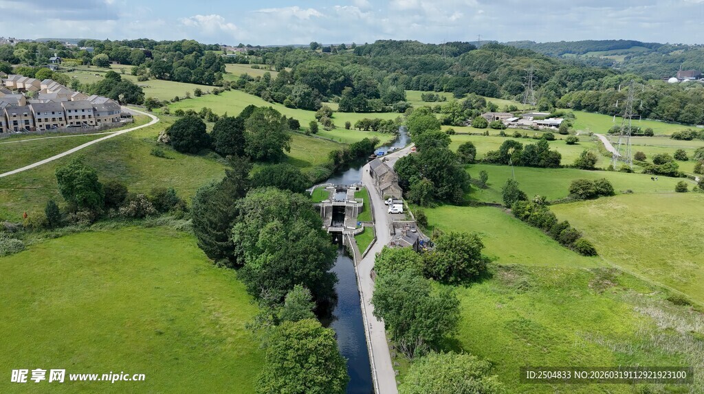 俯瞰绿意盎然的乡村道路