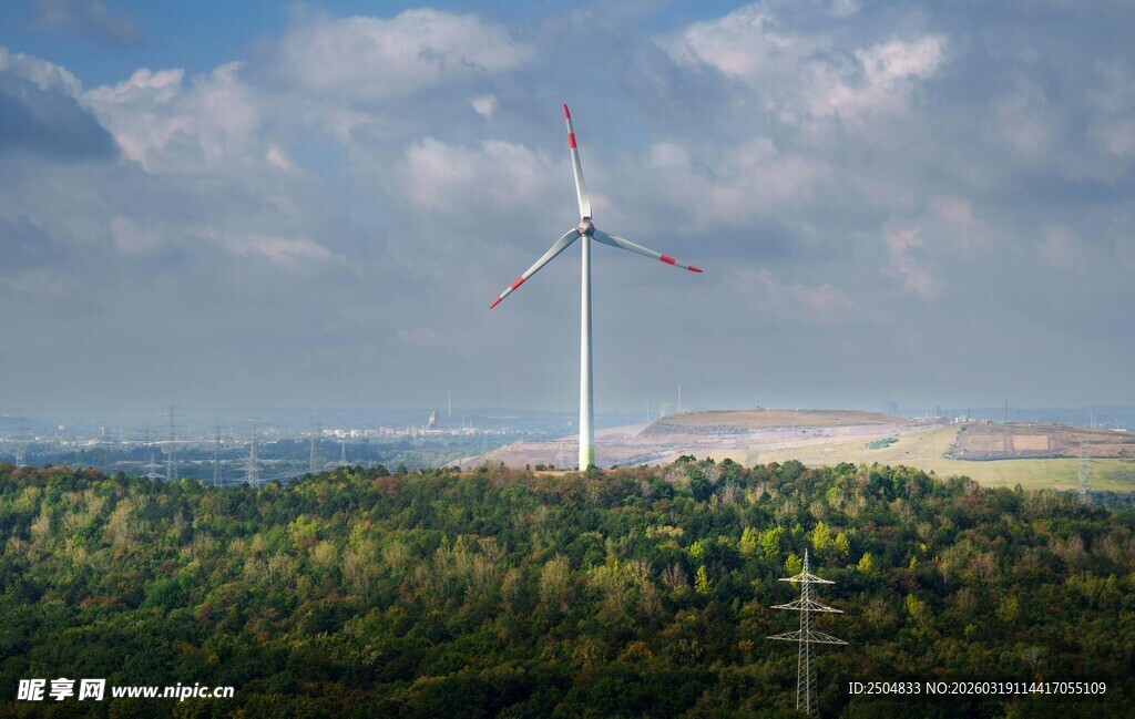 田野上的风力发电机