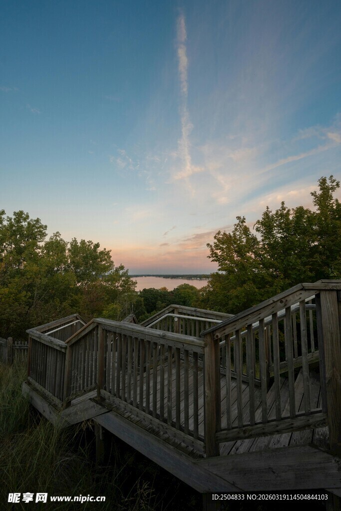湖畔木栈道的美丽景致
