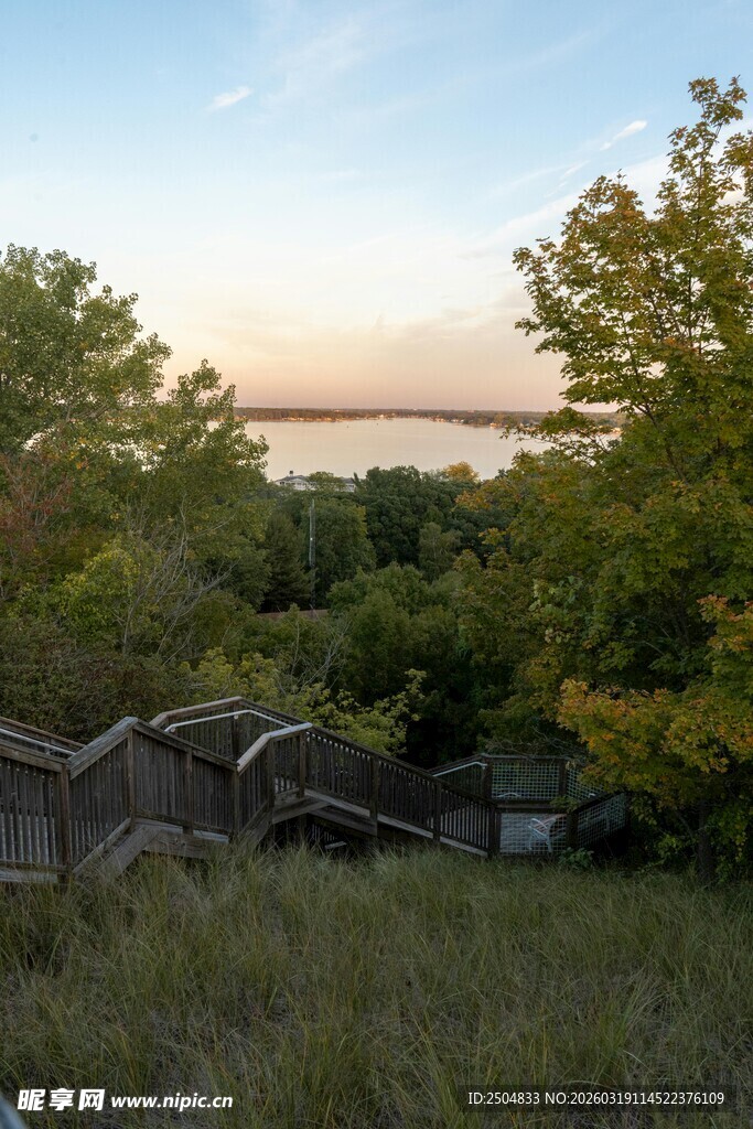 黄昏下的湖畔小屋风景