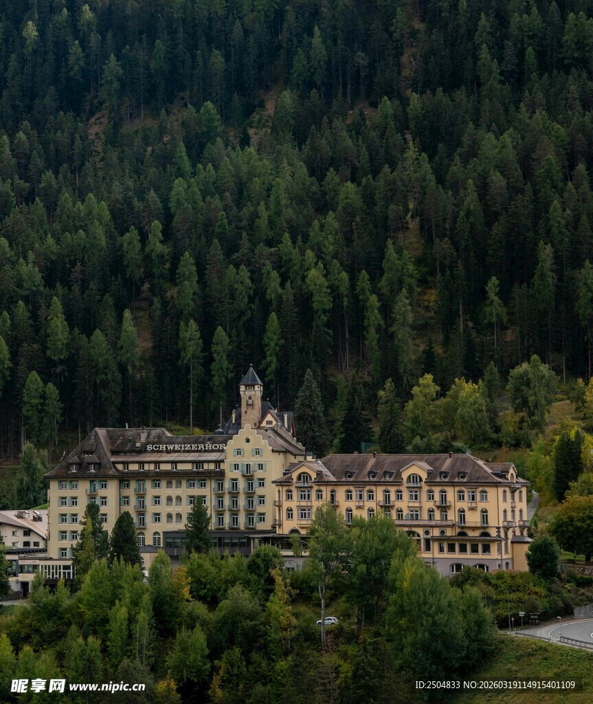 山林间的宏 度假酒店