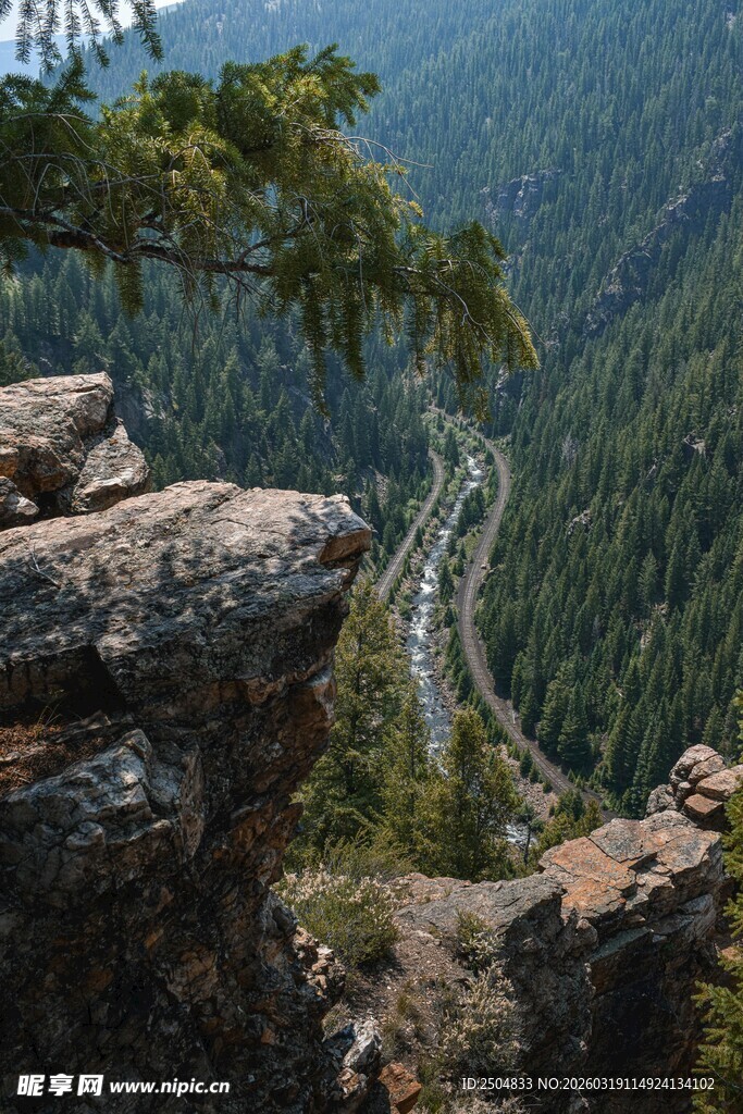 俯瞰山间蜿蜒公路美景