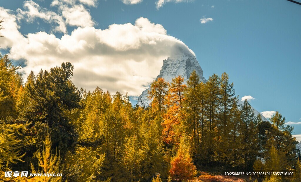秋日山林中的壮丽雪峰