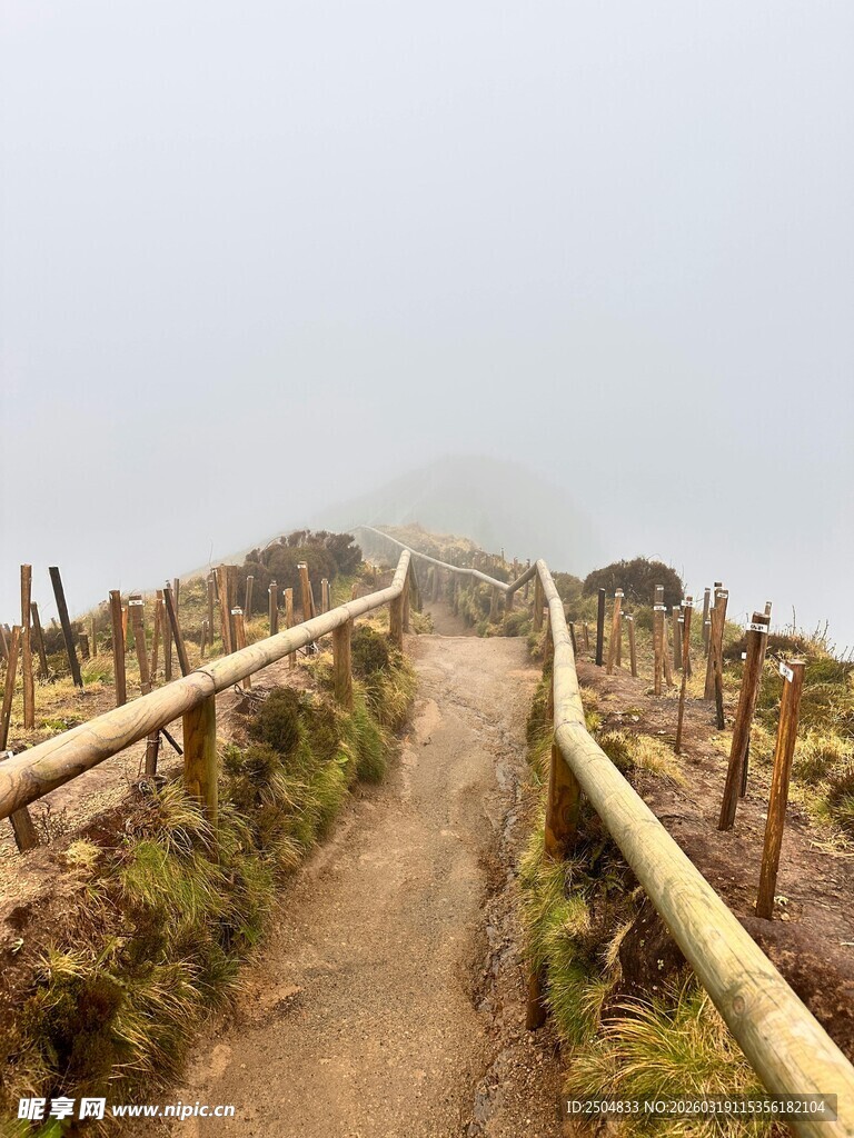 山间雾中木栏小径