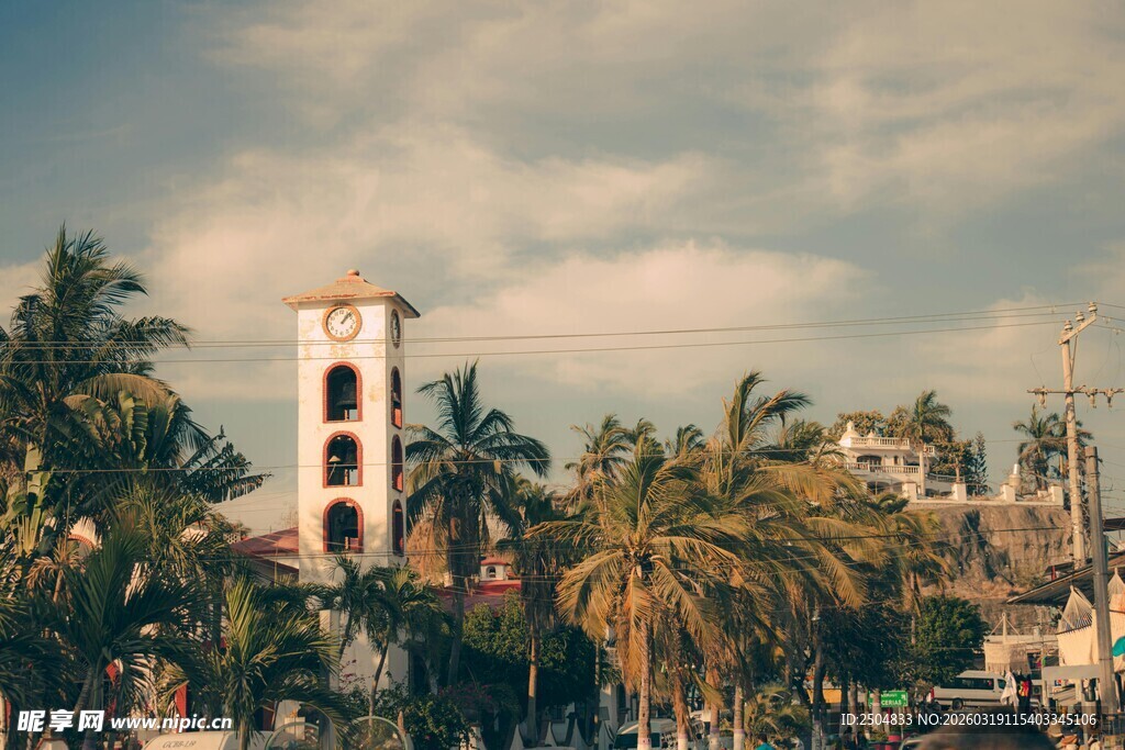热带风光中的钟楼建筑