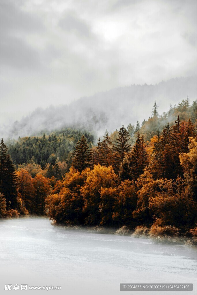 秋日河畔山林美景