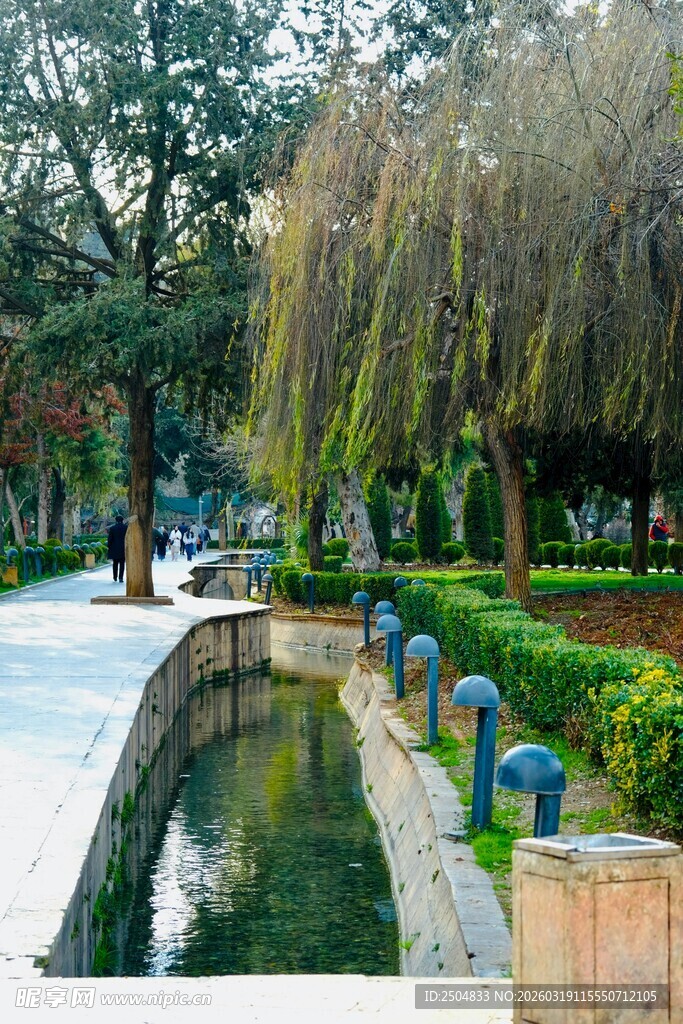 冬日公园小河畔美景