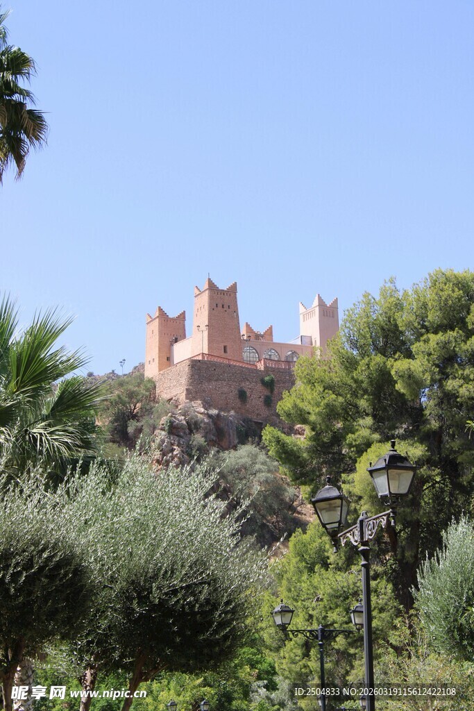 山丘上的古老城堡