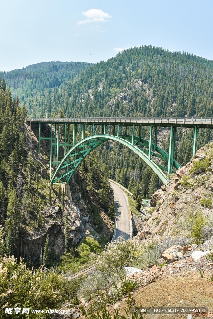 山间翠绿大桥风景如画