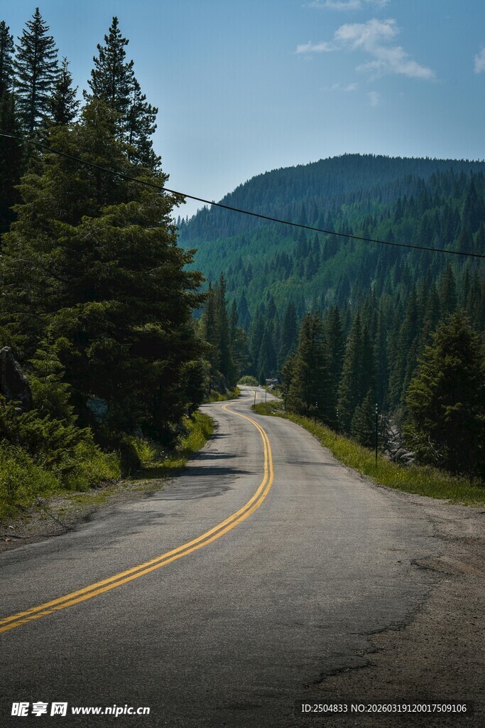 山间蜿蜒公路 绿树环绕
