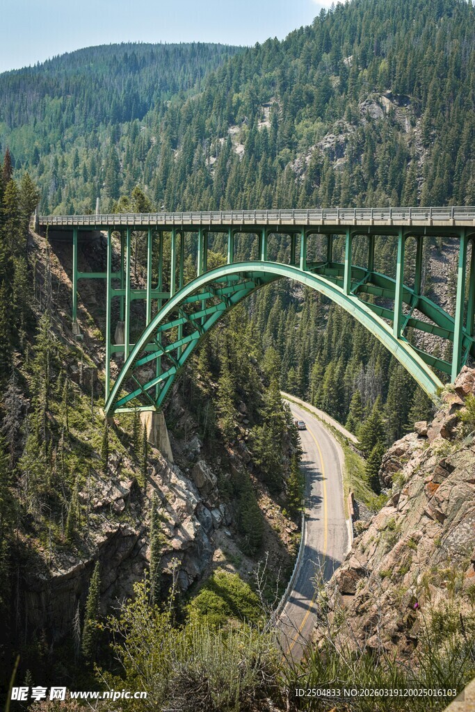峡谷上的绿色拱形大桥