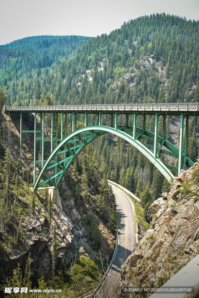 峡谷上的绿色拱形大桥
