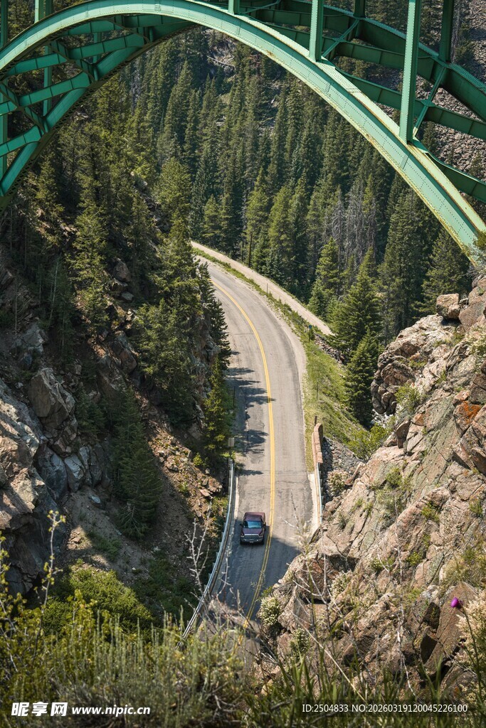 山间蜿蜒公路与绿色桥梁