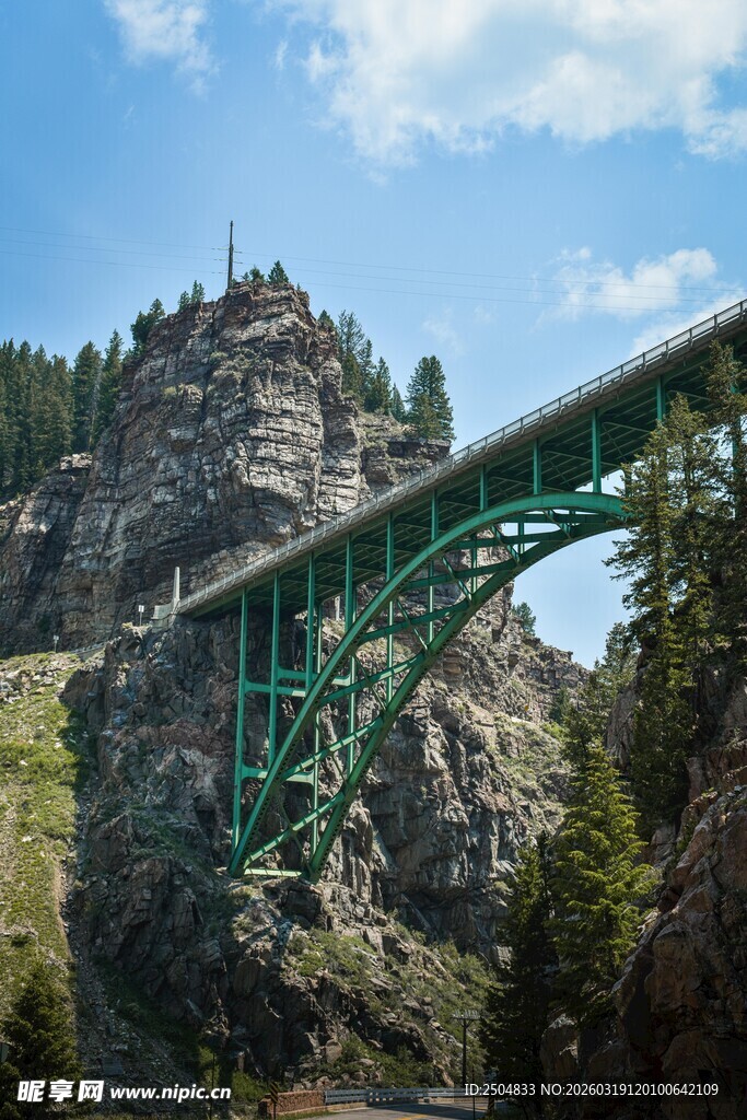 山间绿色高架桥风景