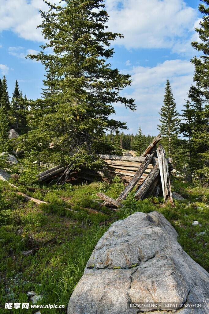 山间石景与木屋