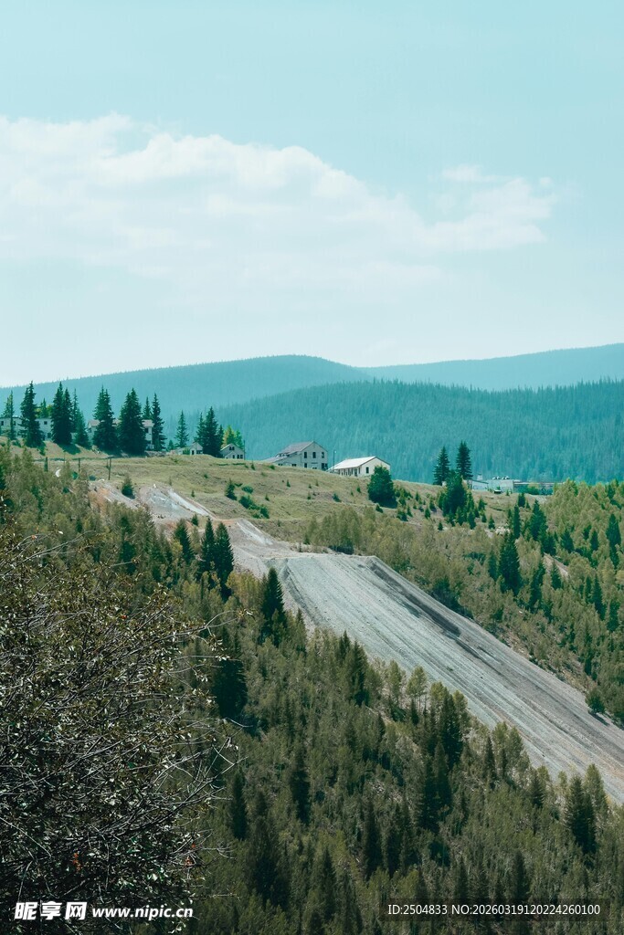 山间蜿蜒公路的自然景致