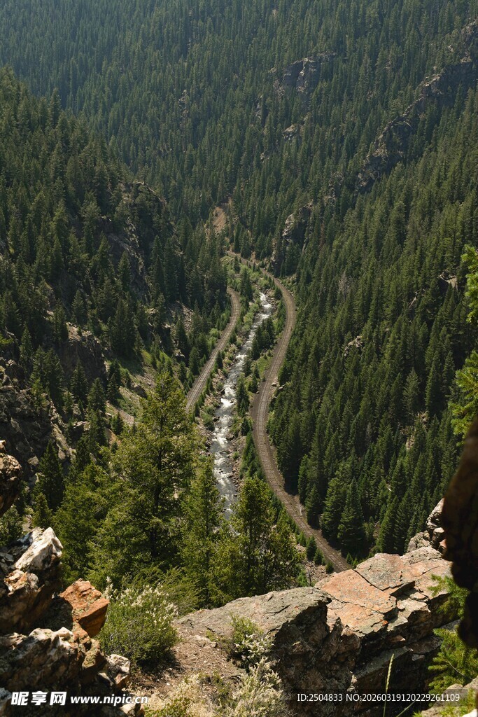 山间蜿蜒公路 绿意盎然