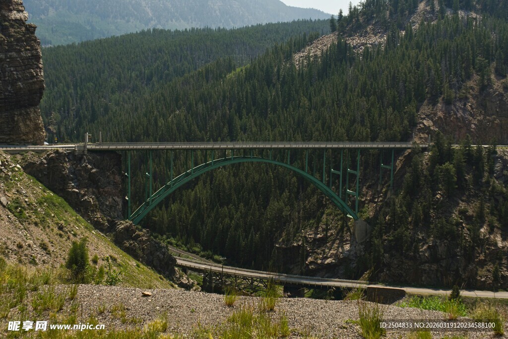 山间桥梁横跨山谷美景