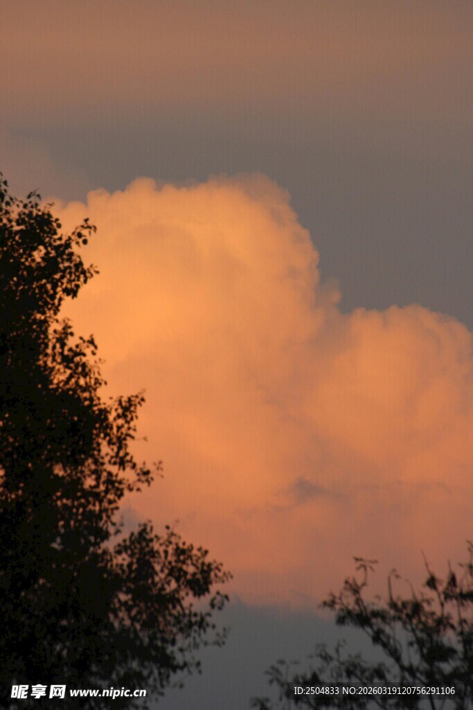 夕阳下的绚丽云朵
