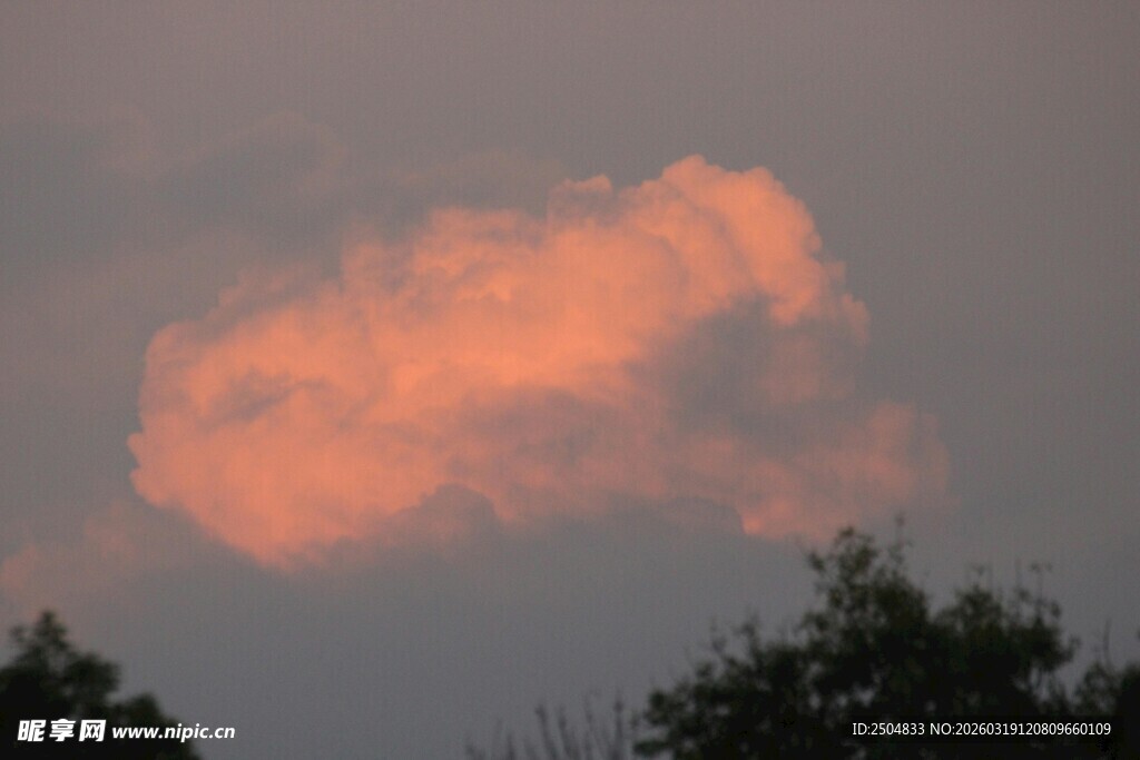夕阳下的绚烂云朵