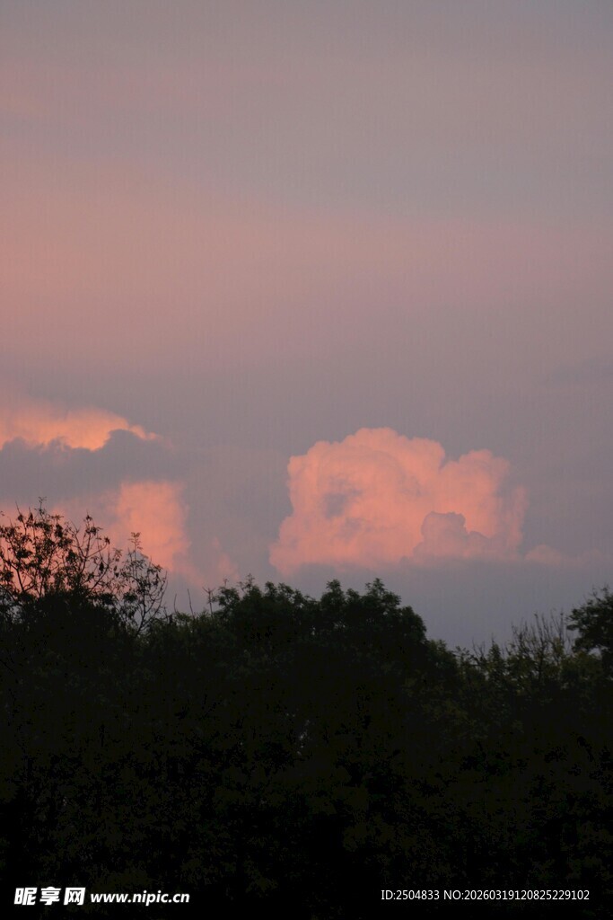 黄昏时分的梦幻云彩