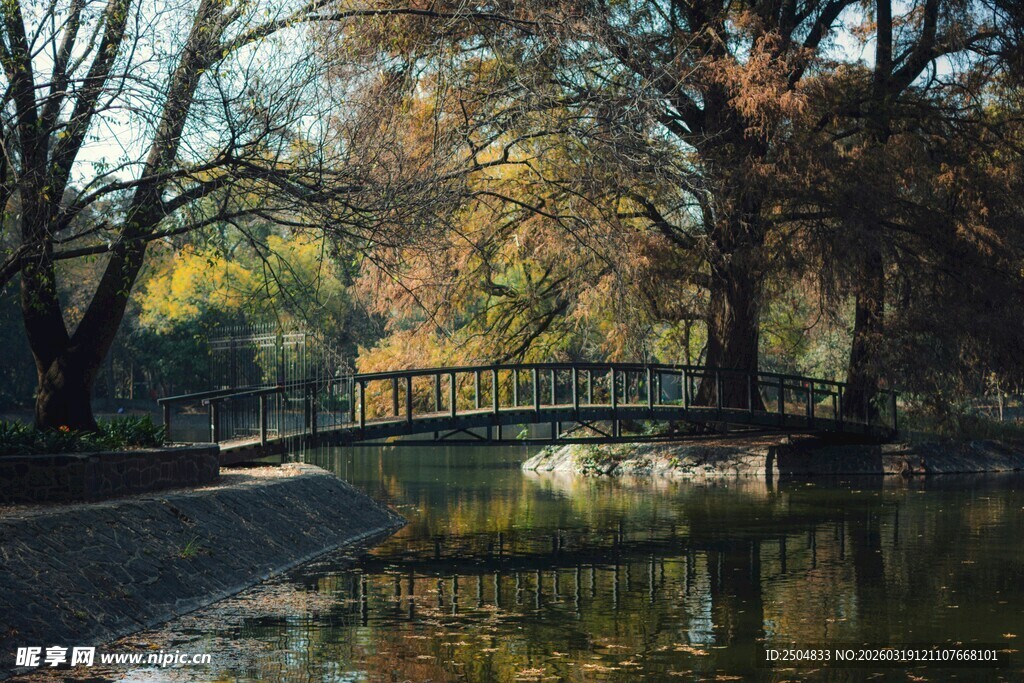 秋日湖畔拱桥风景图