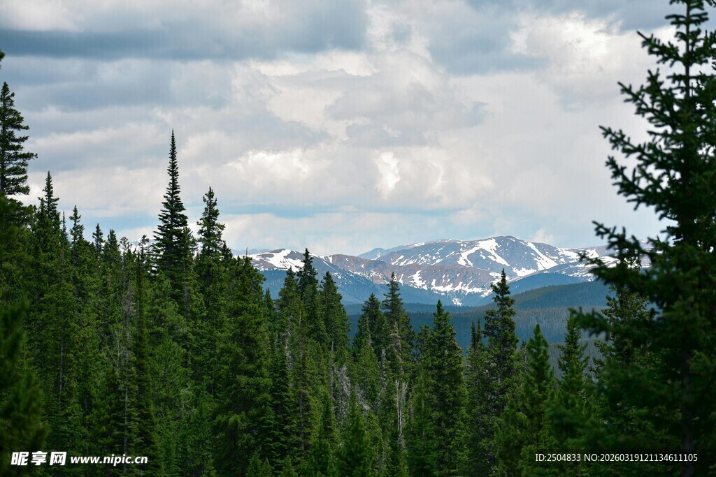 山林间远眺雪山风景