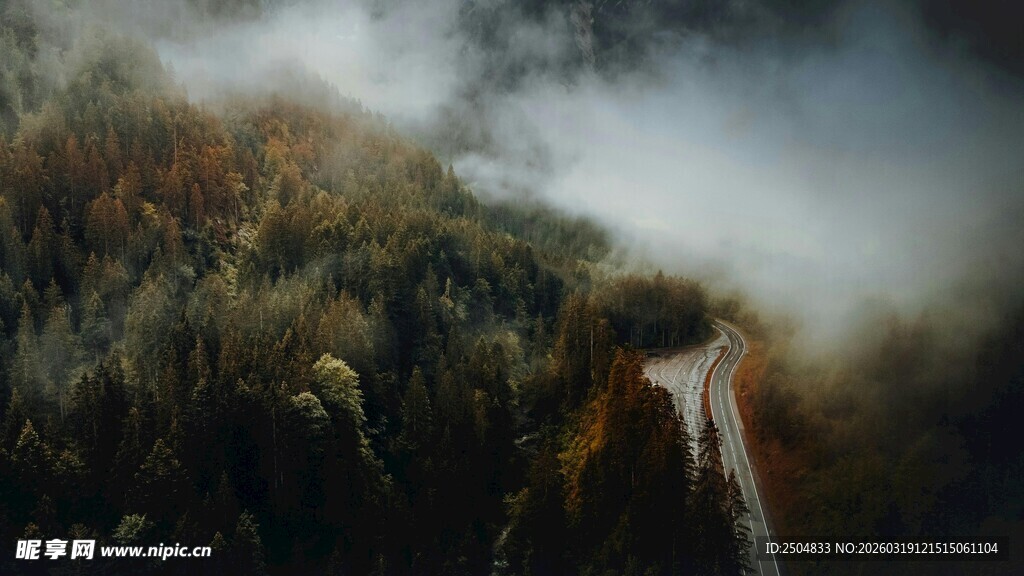 山间云雾缭绕的壮美景色