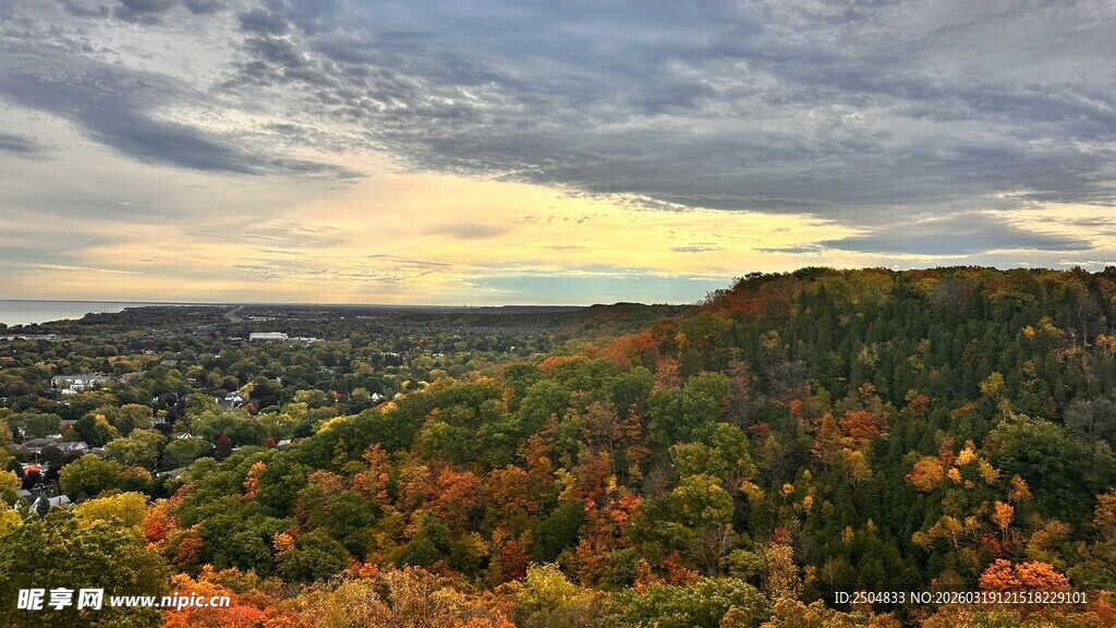 秋日山林绚丽风光