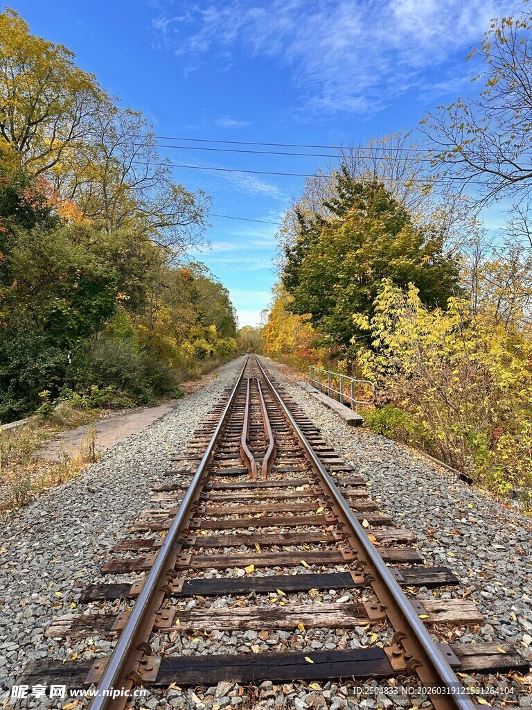 延伸向远方的铁轨